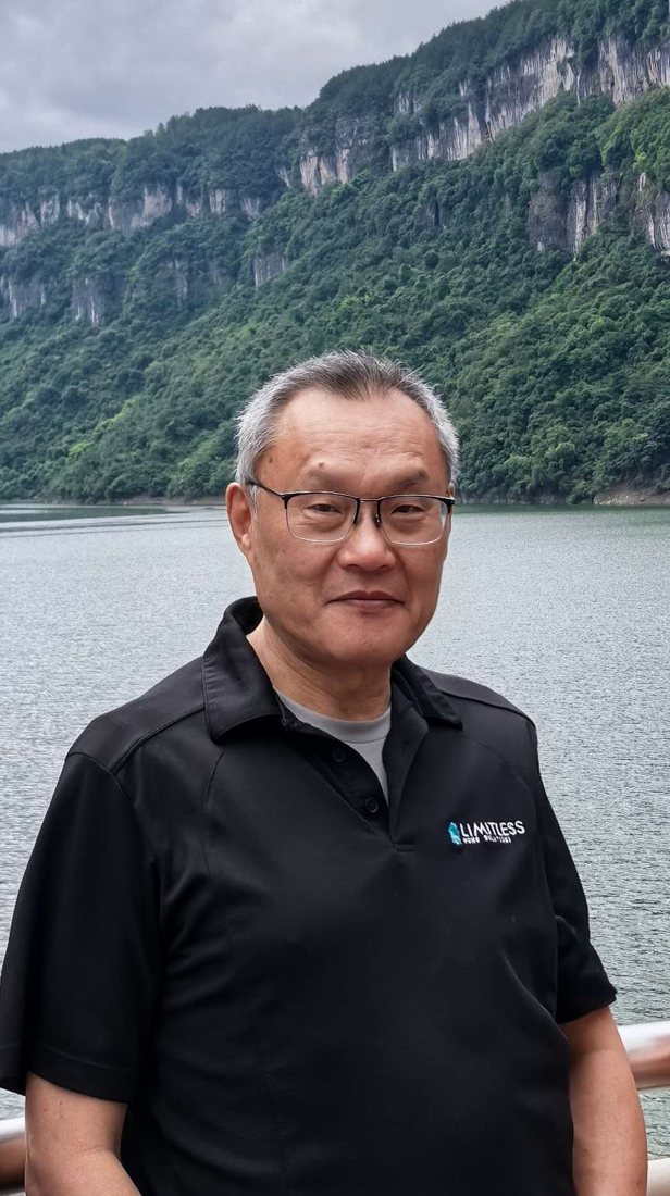 首席专家董毓江边半身照（竖幅高清）
